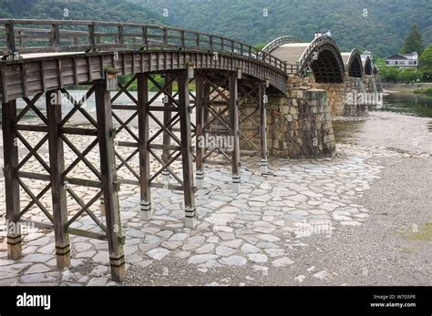 Die Brücke von Nishiki – Eine Meisterleistung der Farbkomposition und des dynamischen Raumes!