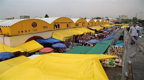 El Mercado de Sonora? A Symphony of Everyday Life and Vibrant Color Explosions!